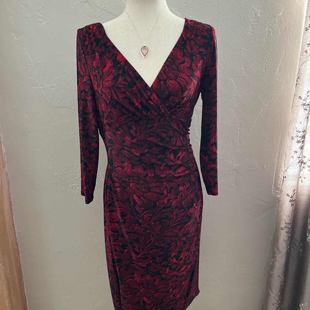Lauren Ralph Lauren Size 6 or 8 Red and Black Floral V-Neck Dress